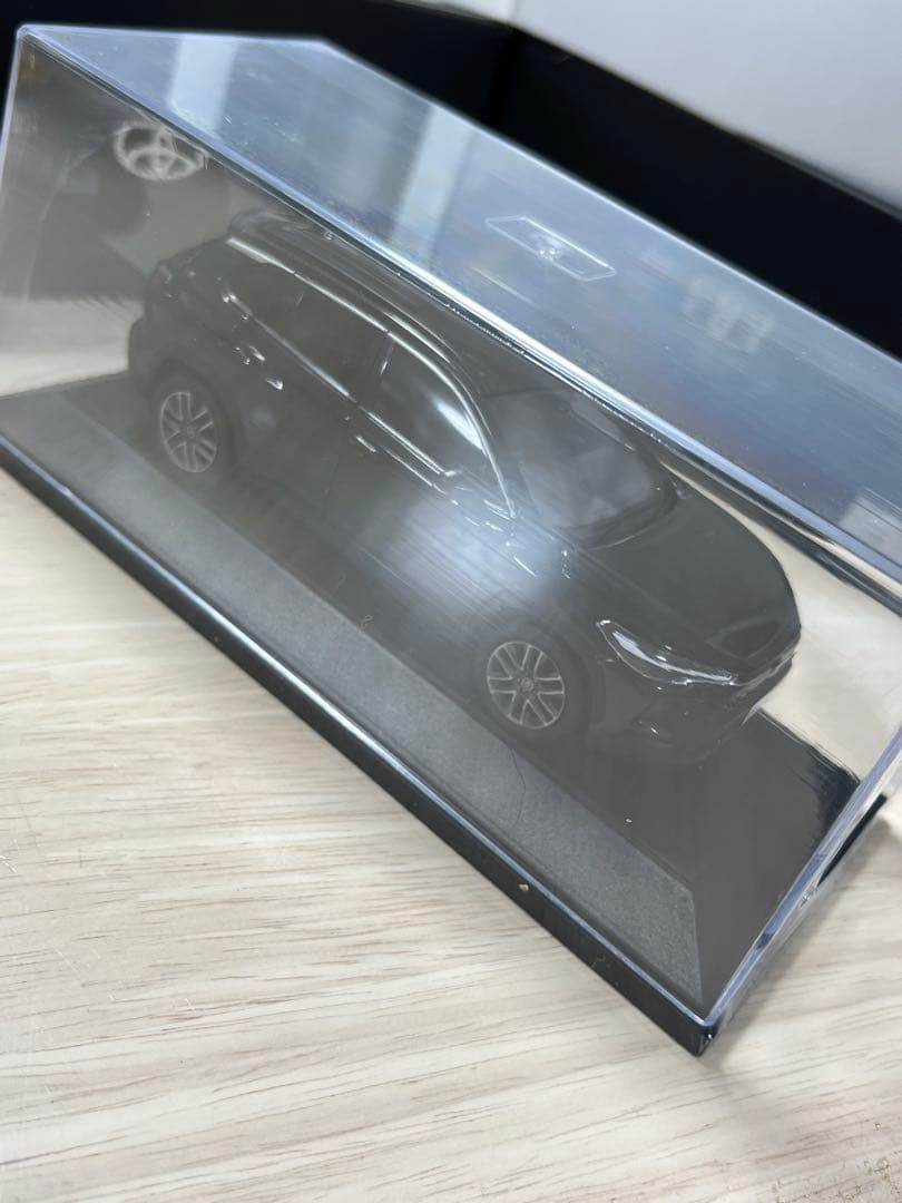 新型カローラクロス　ミニカー　ブラックマイカ