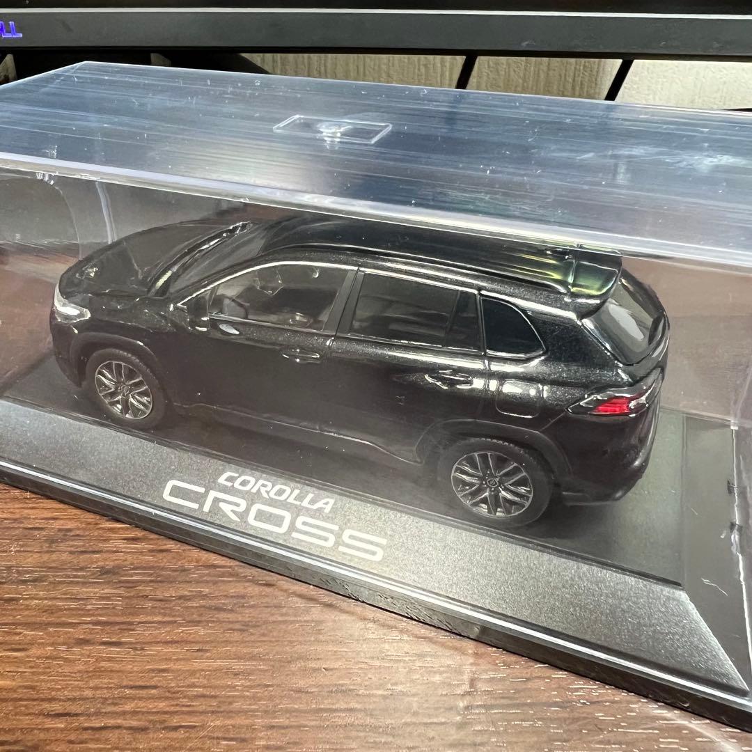 新型カローラクロス　ミニカー　ブラックマイカ