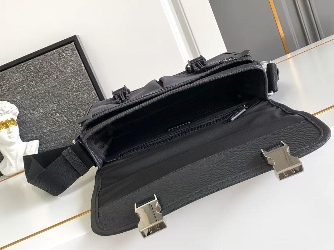 ノベルティ商品　メンズ　ブラック　ショルダーバッグ　ハンドバッグ