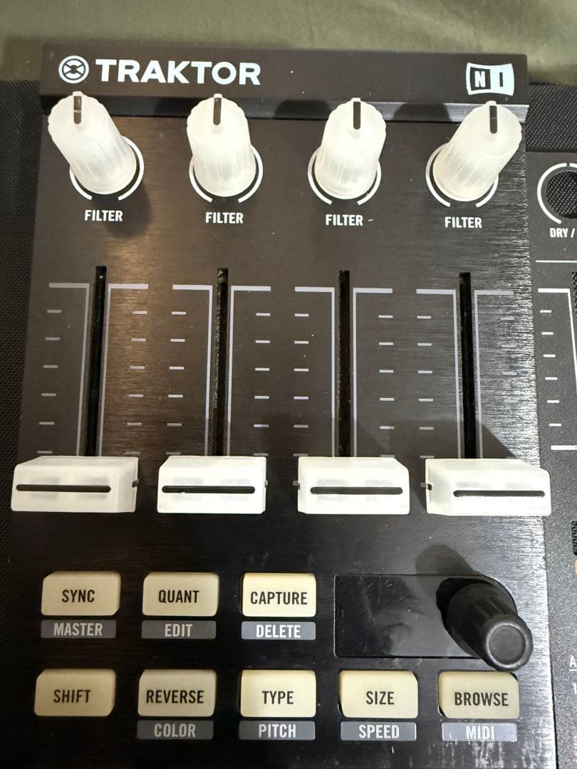 TRAKTOR KONTROL F1 （PCDJ用コントローラー ）