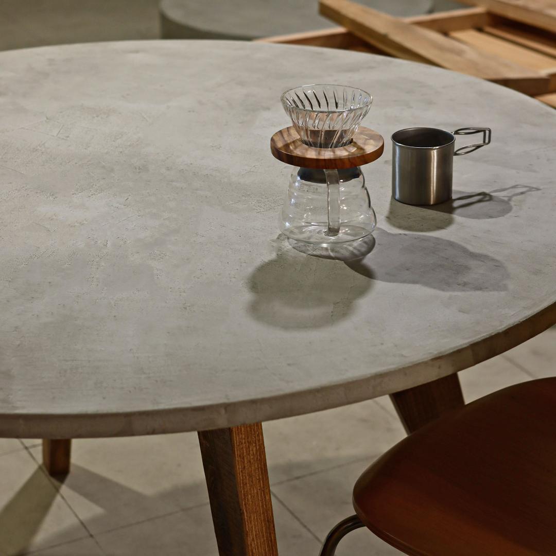 オーダー専用｜ラウンドテーブル｜ダークグレー｜Φ120cm｜薄塗りモルタル