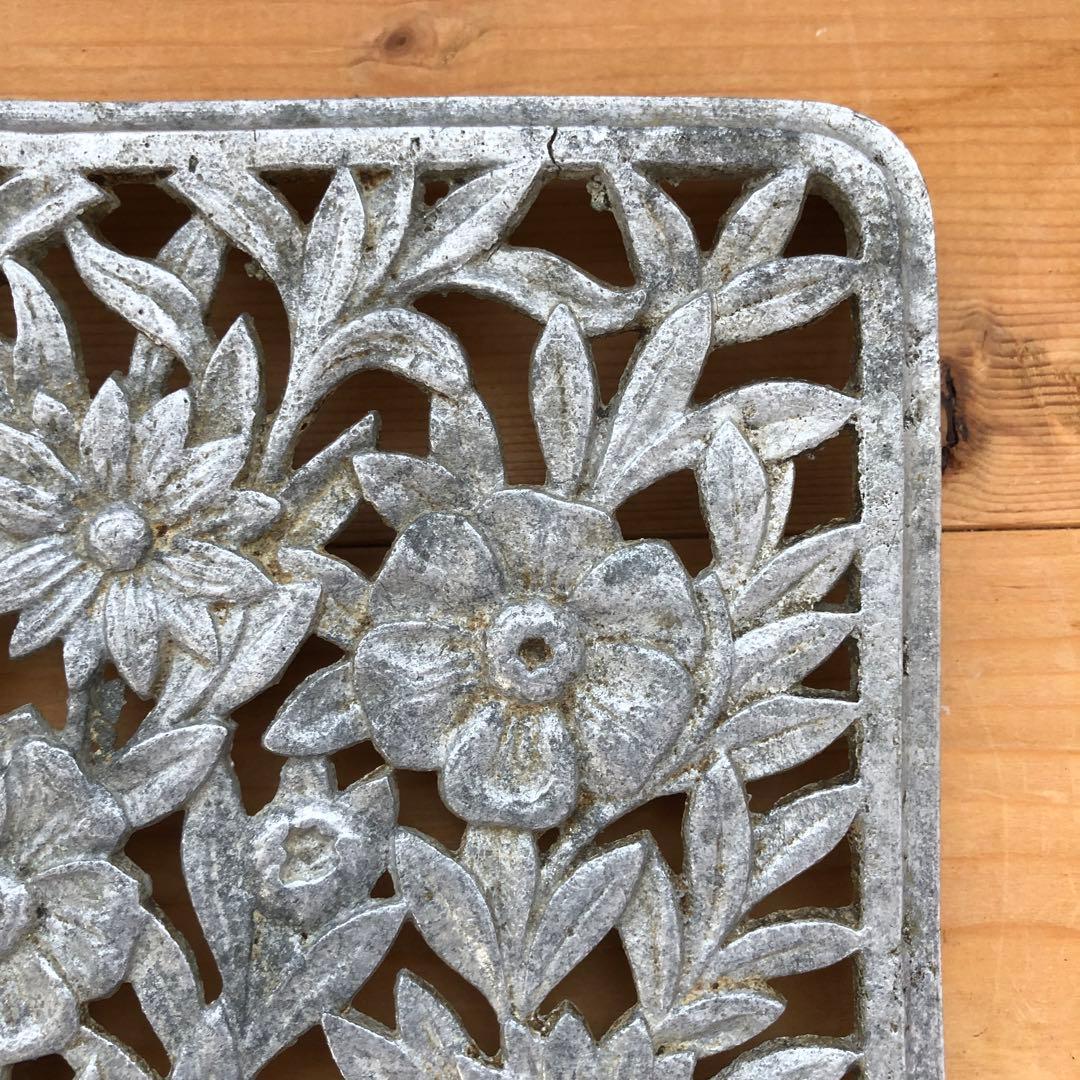 花のレリーフが美しい古い鍋敷き トリベット アンティーク フランス no