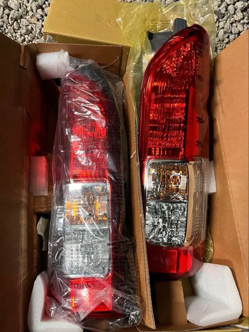 トヨタ ハイエース 200系 純正テールランプ 左右セット 8型 新車外し