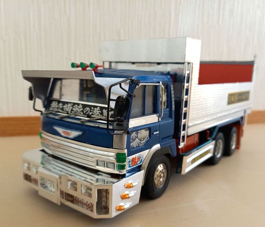 アオシマ 1/32デコトラプラモデル完成品 日野スーパードルフィン