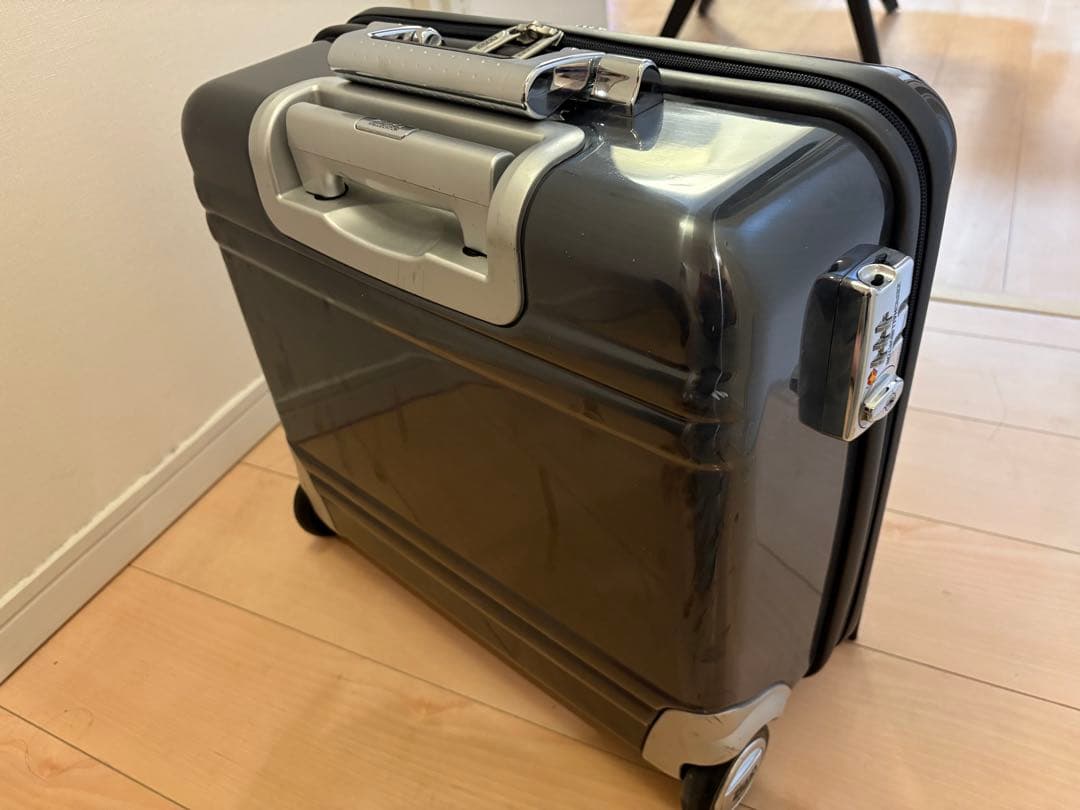 ZERO HALLIBURTON ビジネスキャリーケース グレー 2輪