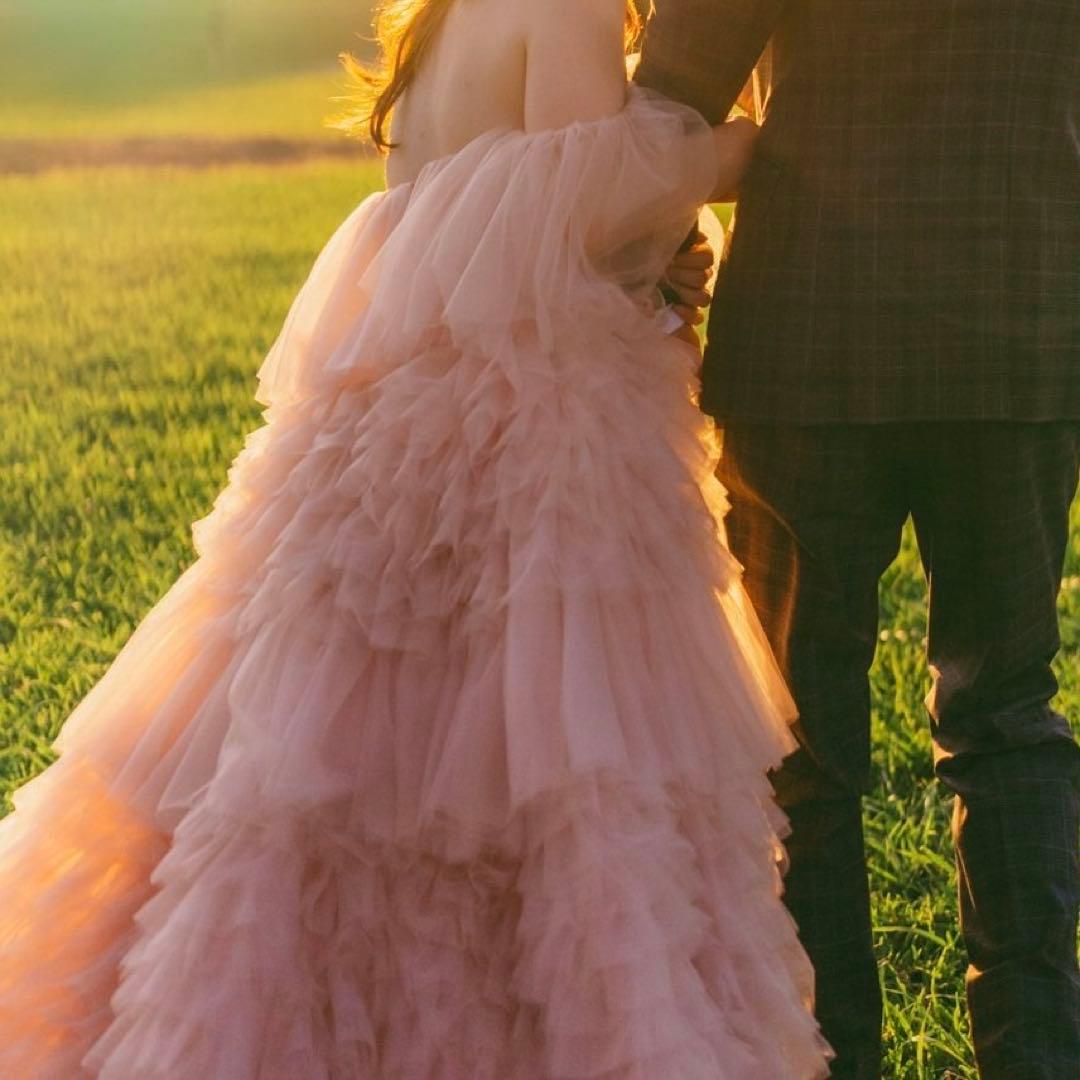 淡いピンクのオフショルダードレス