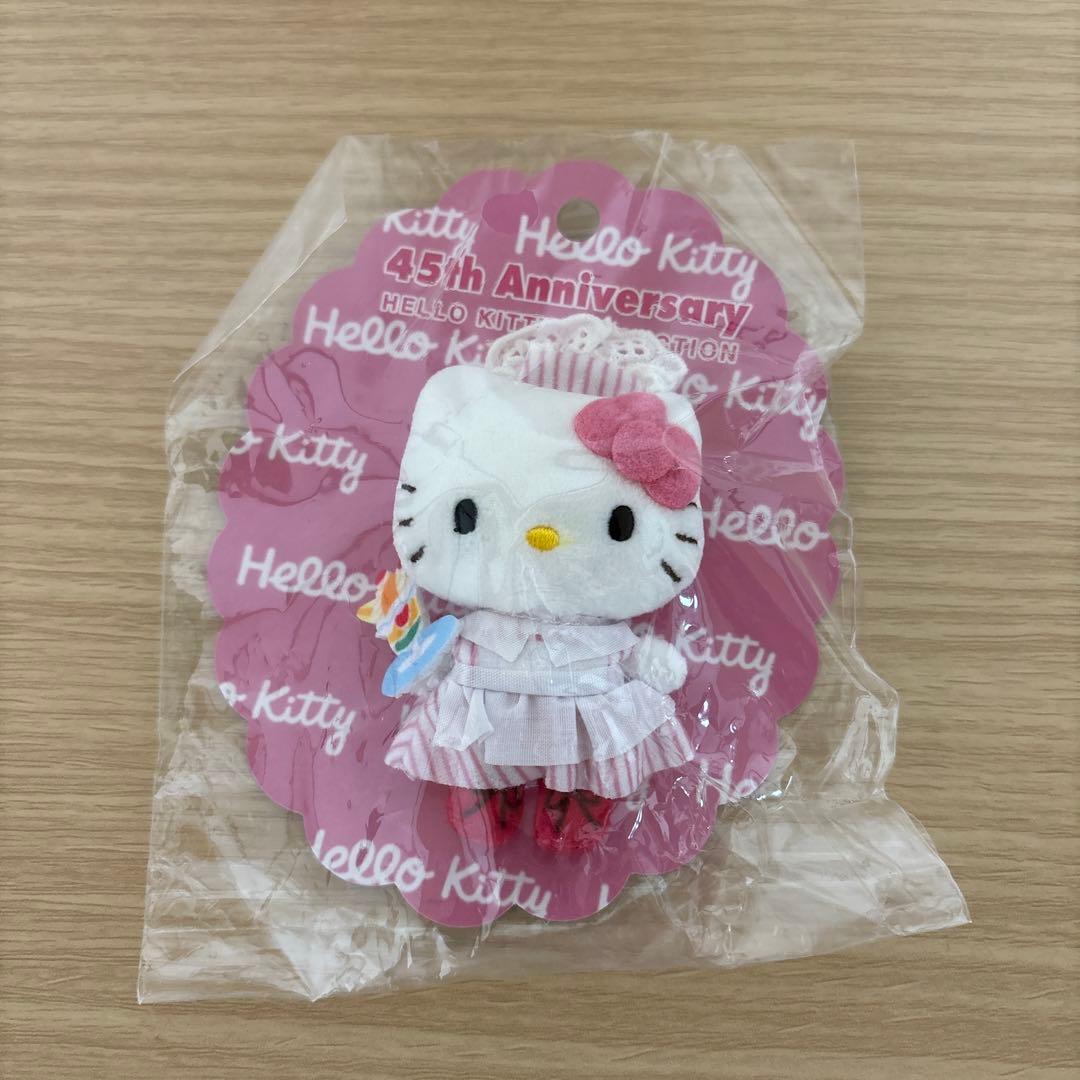 新品未使用希少ハローキティ45周年アニバーサリーミニブローチ