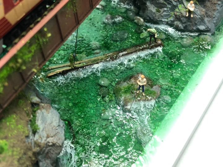 渓流の渓谷と釣り人と泳ぐ子ども達 ジオラマ