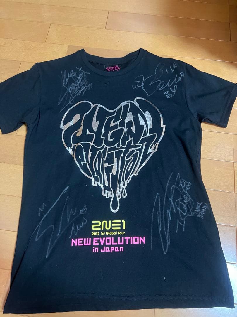2ne1 サインTシャツ　2012 NEW EVOLUTION IN JAPAN 2ne1 サインTシャツ2012 NEW EVOLUTION IN JAPAN