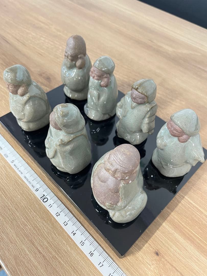 芳月作 芳月造 陶器製 七福神 置物セット 黒台座付き