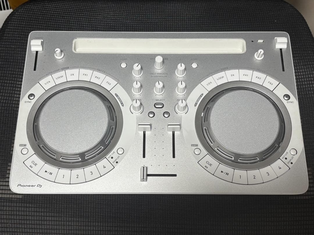 Pioneer DJコントローラー DDJ-WEGO4-W パイオニア DDJ-WeGO4-W (archived) 2-channel DJ controller for WeDJ (white