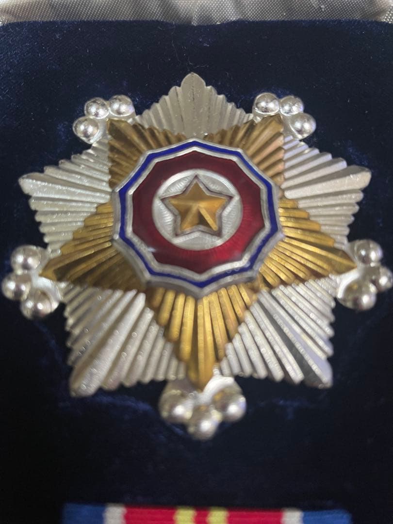 北朝鮮国旗勲章二級 徽章 勲章 美品 完品 - メルカリ