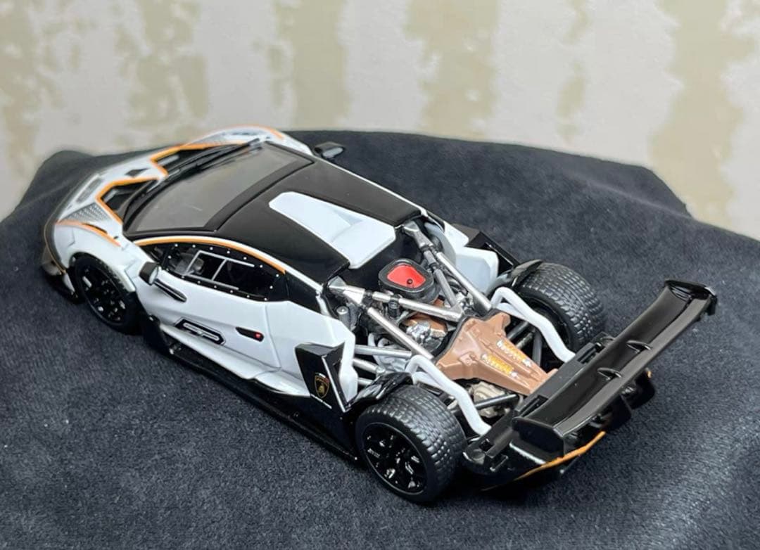 ランボルギーニ ESSENZA SCV12 1/64 アヴェンタドール　京商