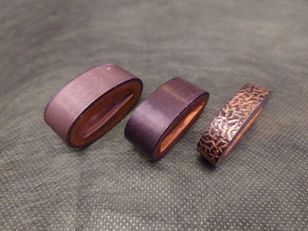 縁、筋彫り2点、シボ柄１点