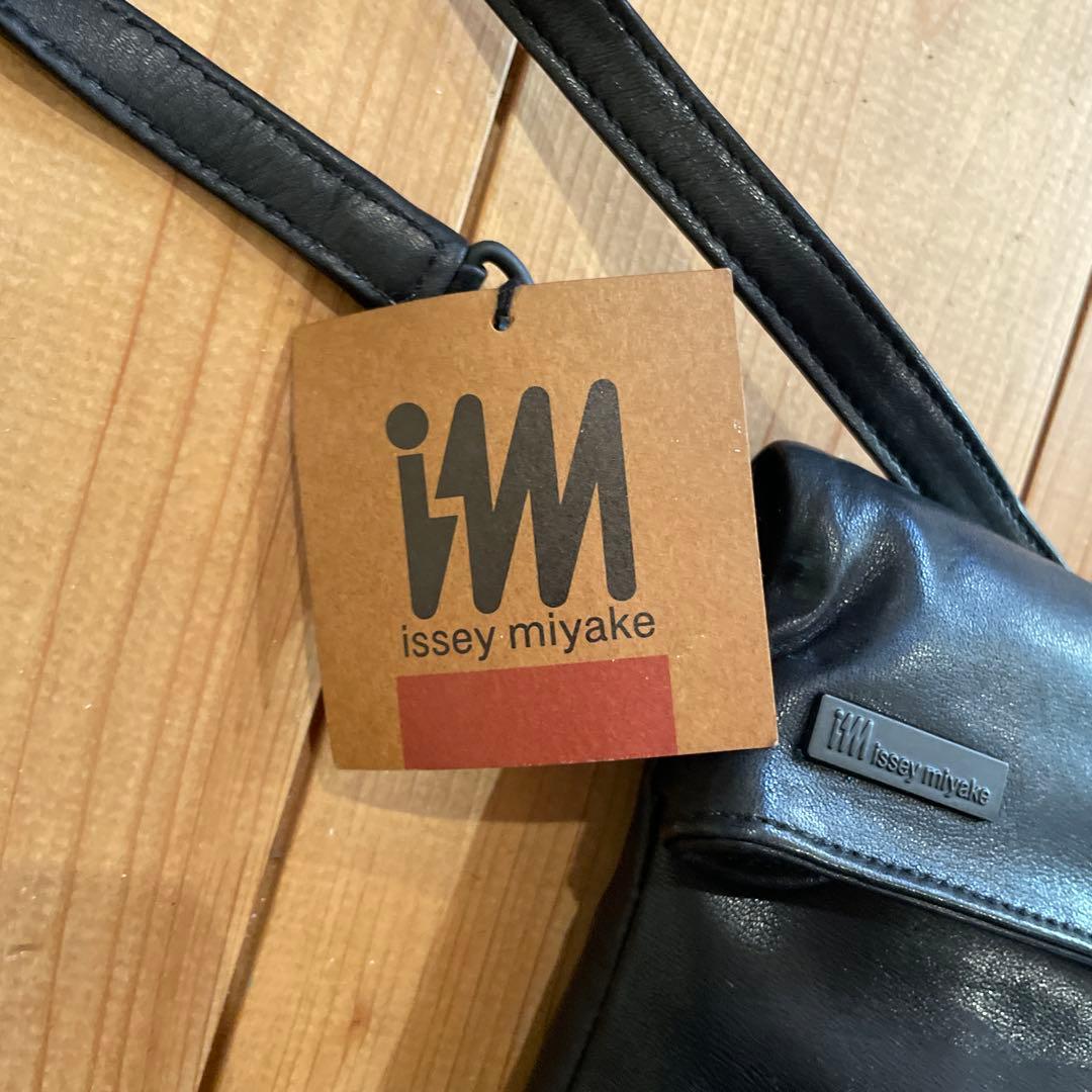 Issey Miyake ブラック ショルダーバッグ
