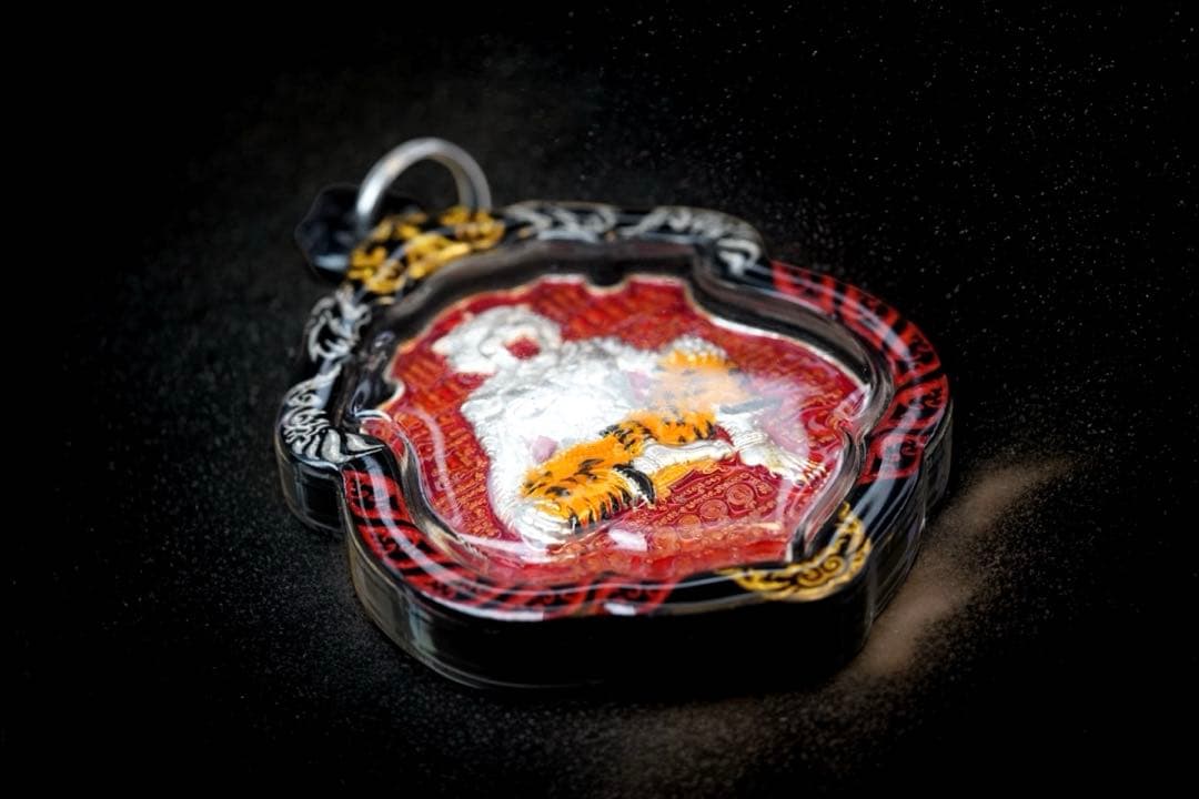 袈裟入り チャナイ師の伝説の虎王と秘術 プージャオサミンプラ