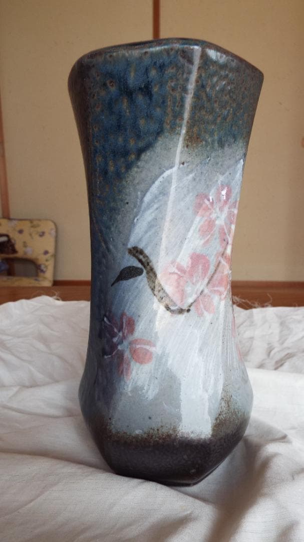 人間国宝浜田庄司の「六角捻花生 」 共箱 人間国宝浜田庄司の「六角捻花生 」 共箱 - メルカリ