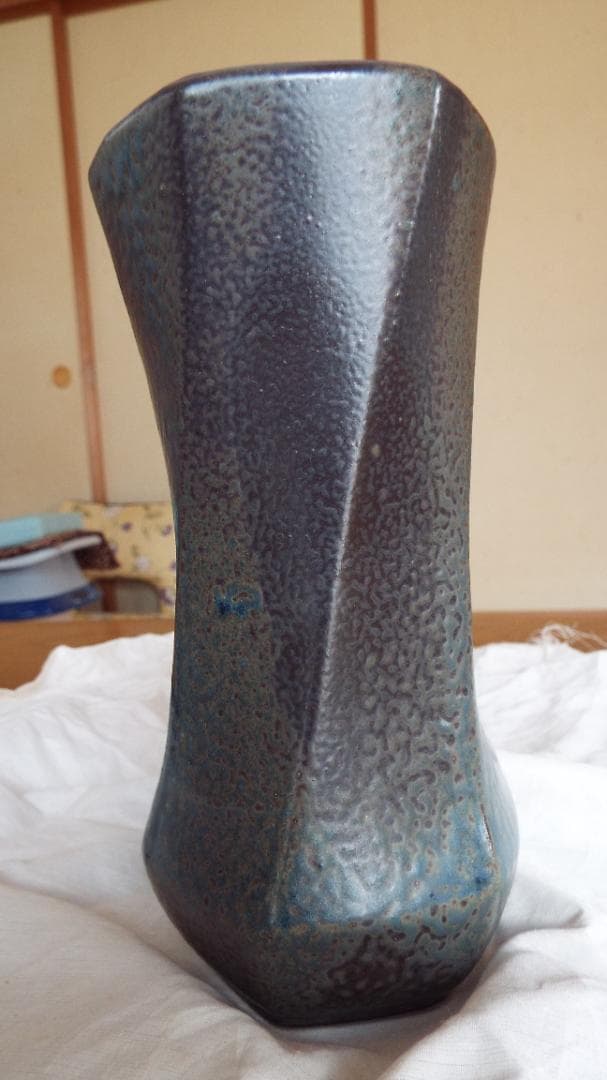 人間国宝浜田庄司の「六角捻花生 」 共箱 - メルカリ