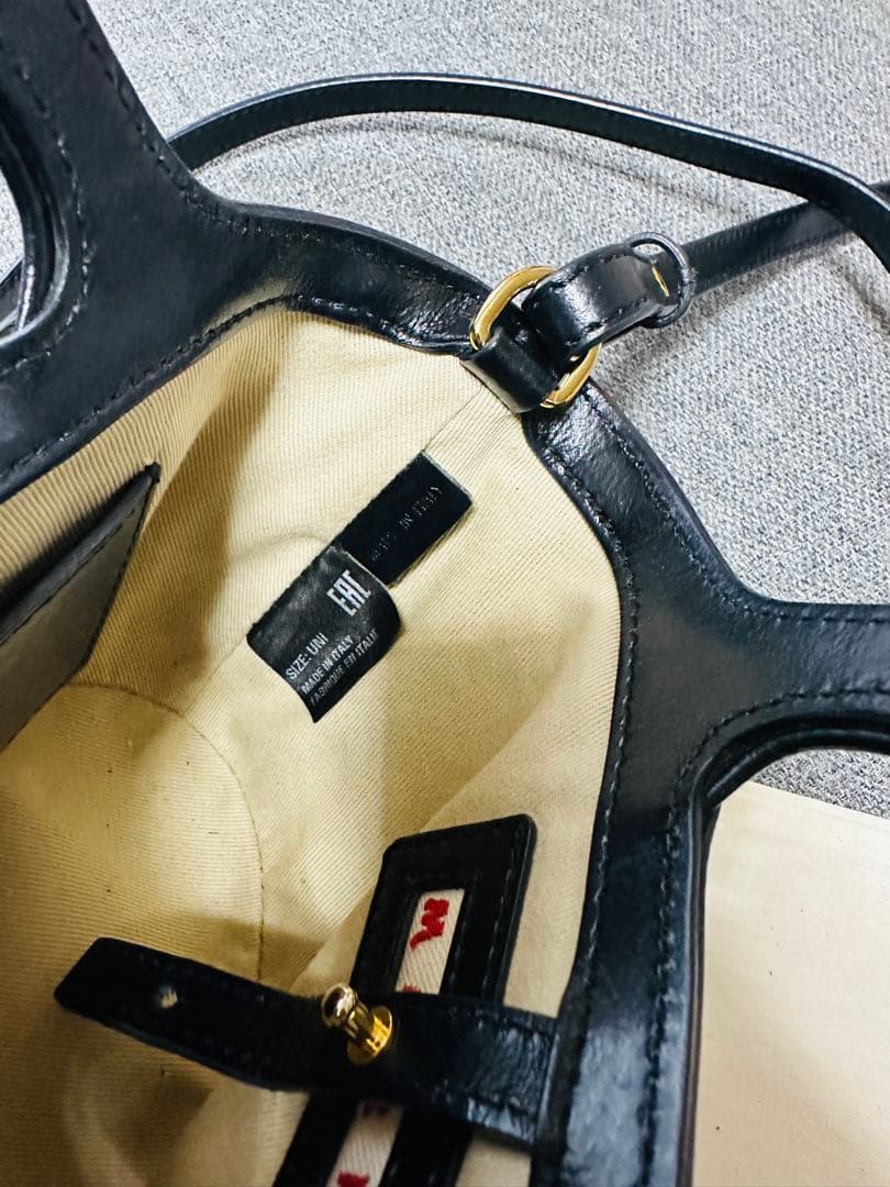 MARNI ブラックショルダーバッグ