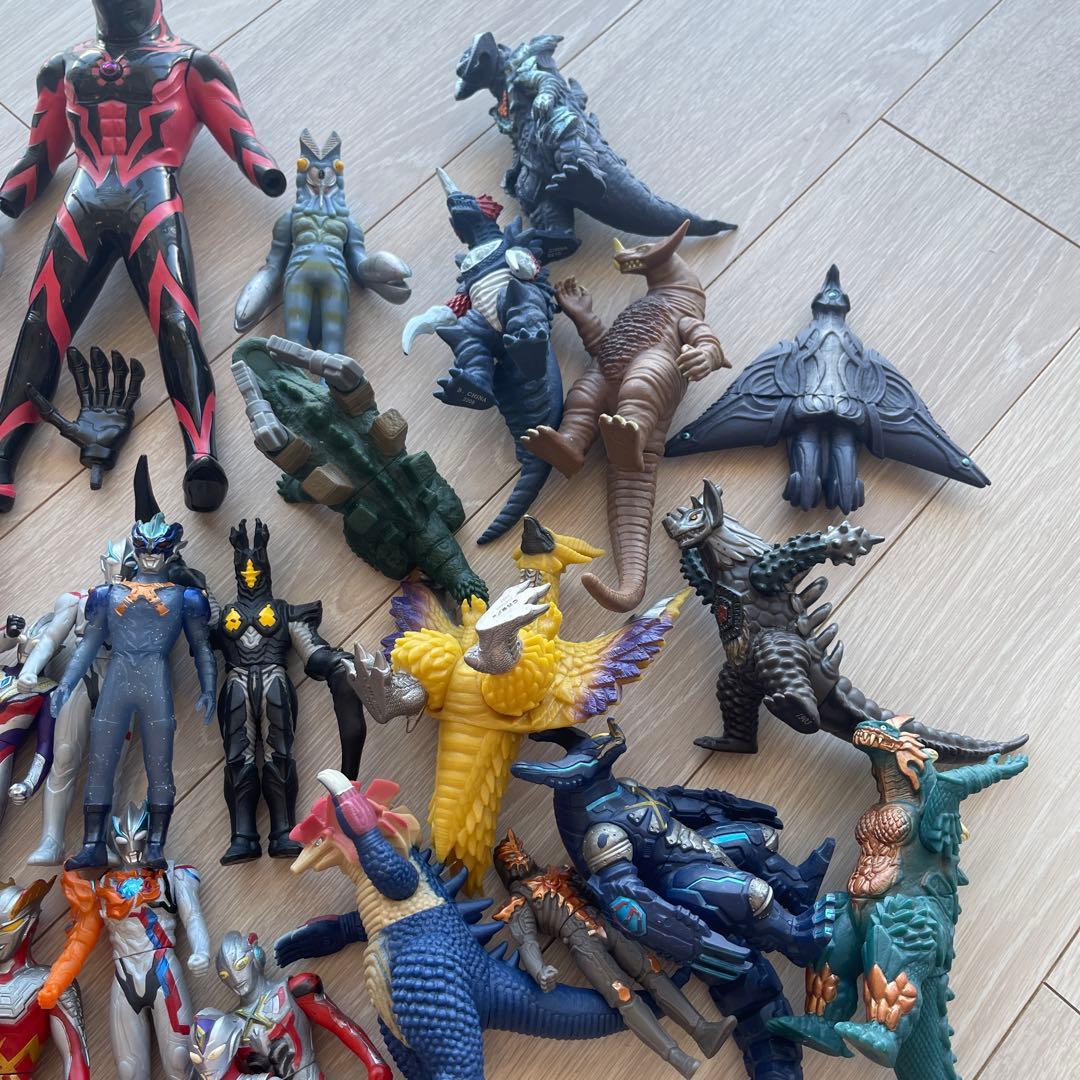 【ウルトラマン　まとめ売り】ソフビ等　キング入り　55個　ボックス付き