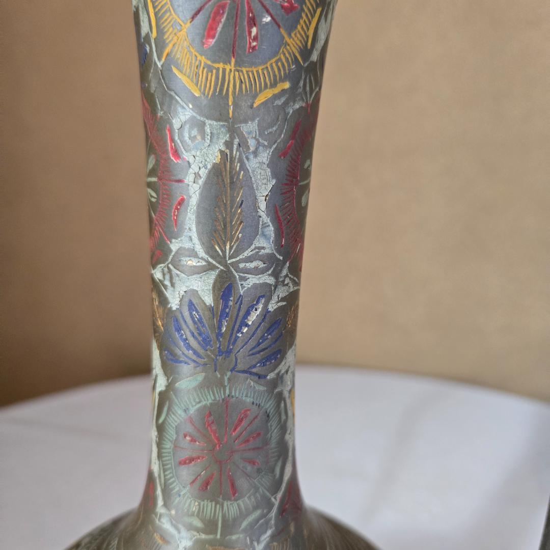 インド製アンティーク花瓶。熟練職人による純手作りで、卓越した技法が光る逸品です。