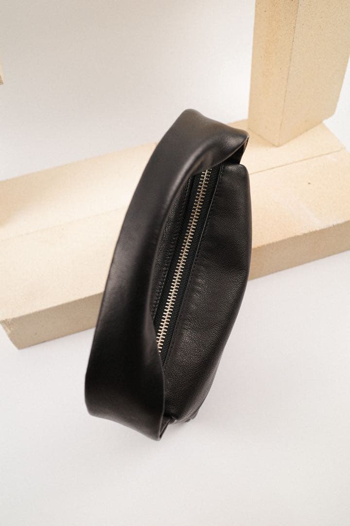 KEESE 黒 レザーショルダーバッグ ジップ Sサイズ ユニセックス