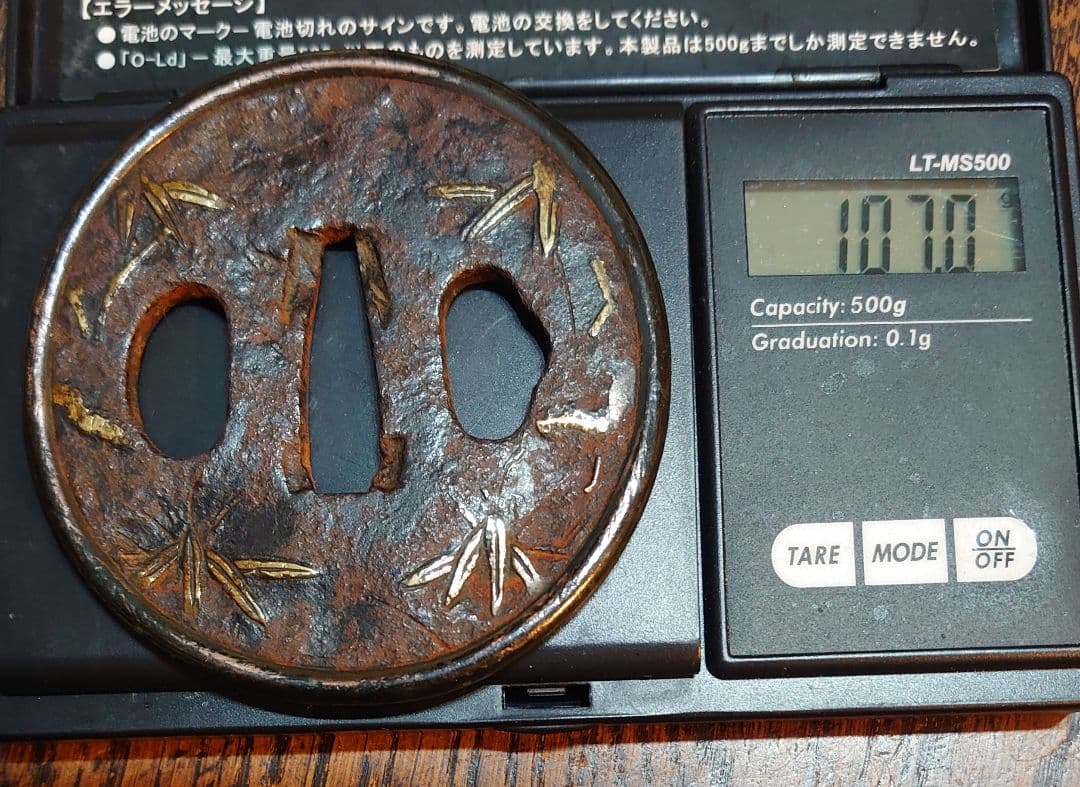 【刀装具】『銅覆輪鍍金笹図鉄地鍔』横7.4cm 縦7cm 厚さ4.1〜5.1mm