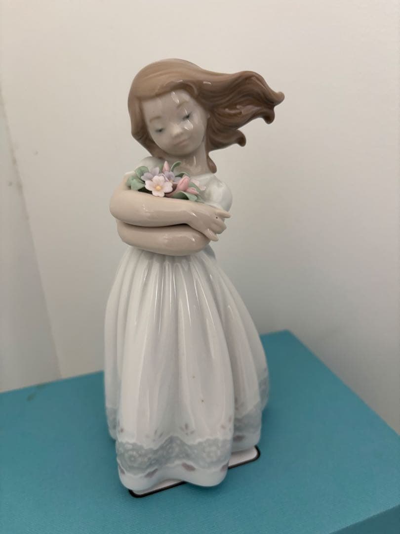 リヤドロ LLADROさわやかな風 品番9216 ポーセリン（磁器）フィギュリン リヤドロ LLADROさわやかな風 品番9216 ポーセリン（磁器）フィギュ