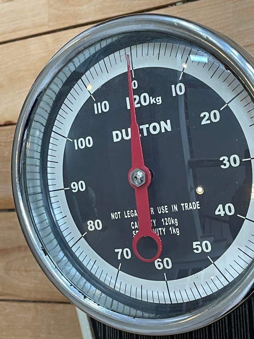 測る」を超えて、「飾る」。DULTONのレトロ体重計で