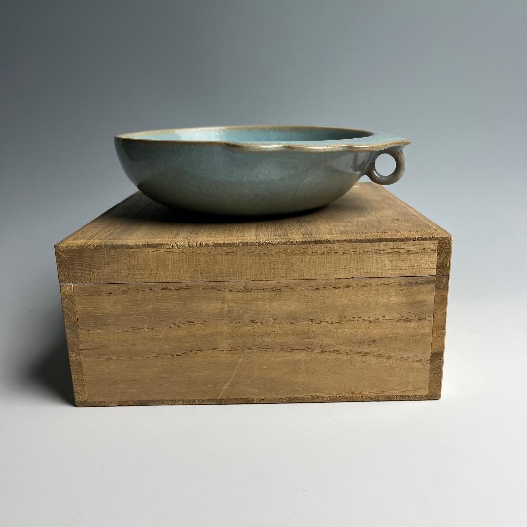 官窯 青磁月白釉板沿単耳洗 紫青 箱付 中国美術 中国古玩