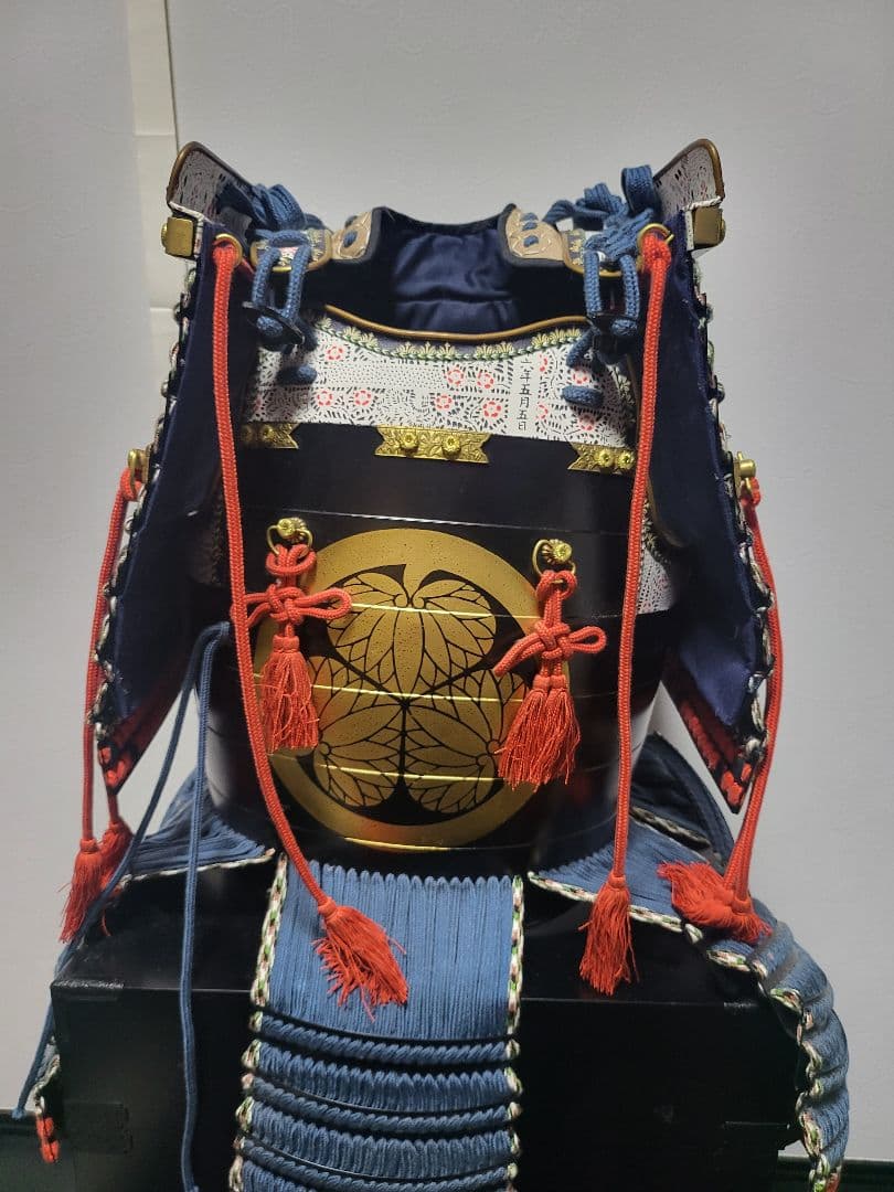 伝統的な青と黒の等身大日本甲冑（鎧立て無し）