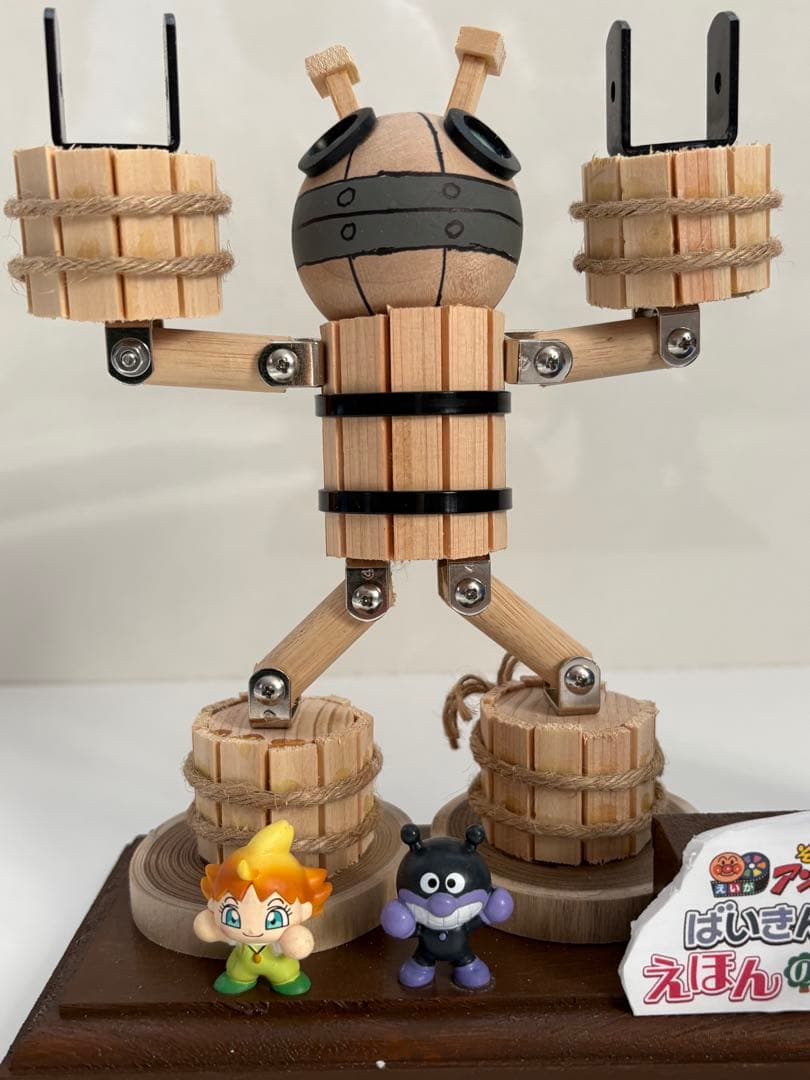 ばいきんまんとえほんのルルン　置物