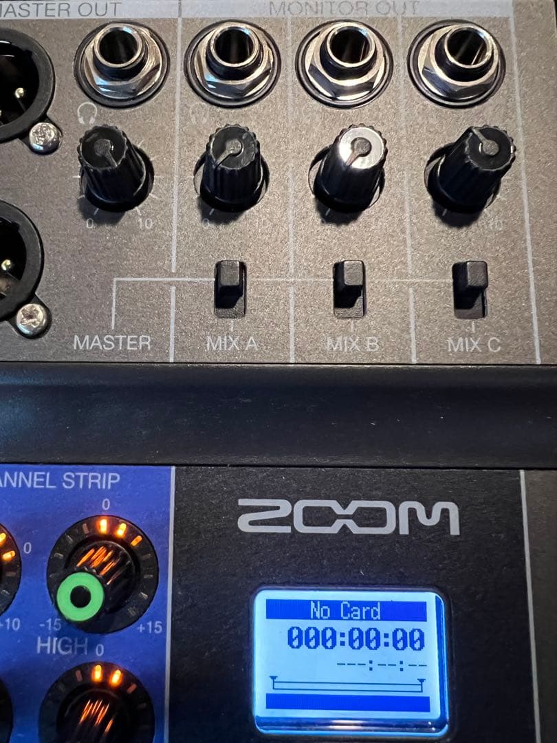 Zoom LiveTrak L-8 デジタルミキサー