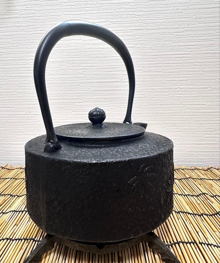 未使用品、供箱等付属品付 南部運南堂 鍋元 楓紋様 南部鉄瓶 南部鉄器