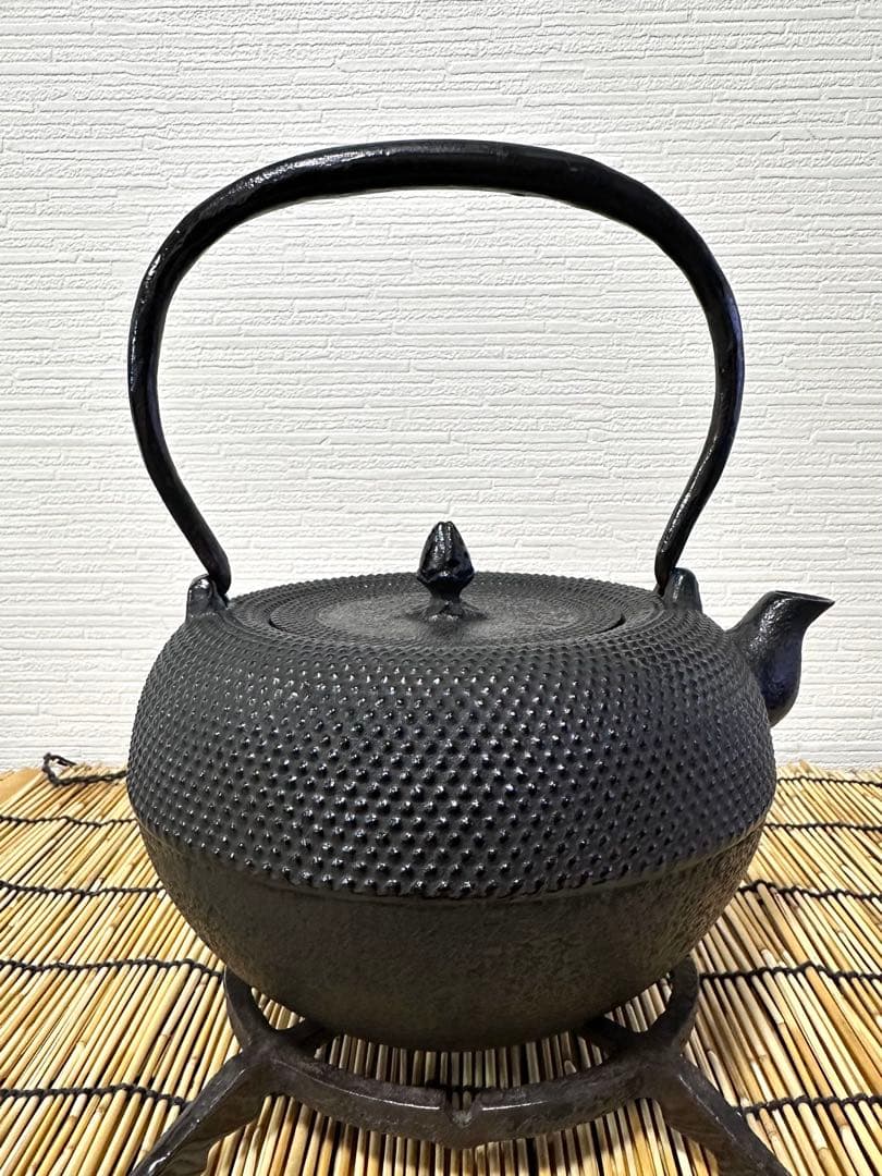 未使用品、供箱等付属品付　南部三厳堂造１５型アラレ　南部鉄瓶　南部鉄器　調理器具