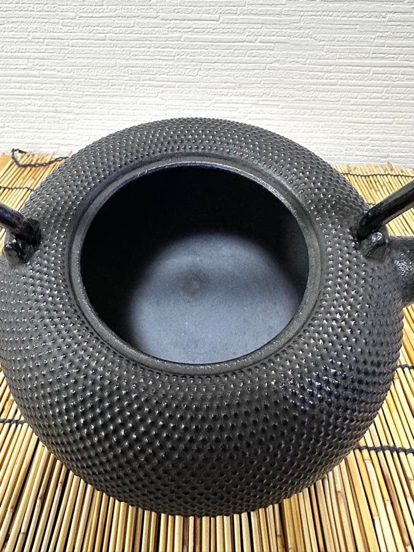 未使用品、供箱等付属品付　南部三厳堂造１５型アラレ　南部鉄瓶　南部鉄器　調理器具