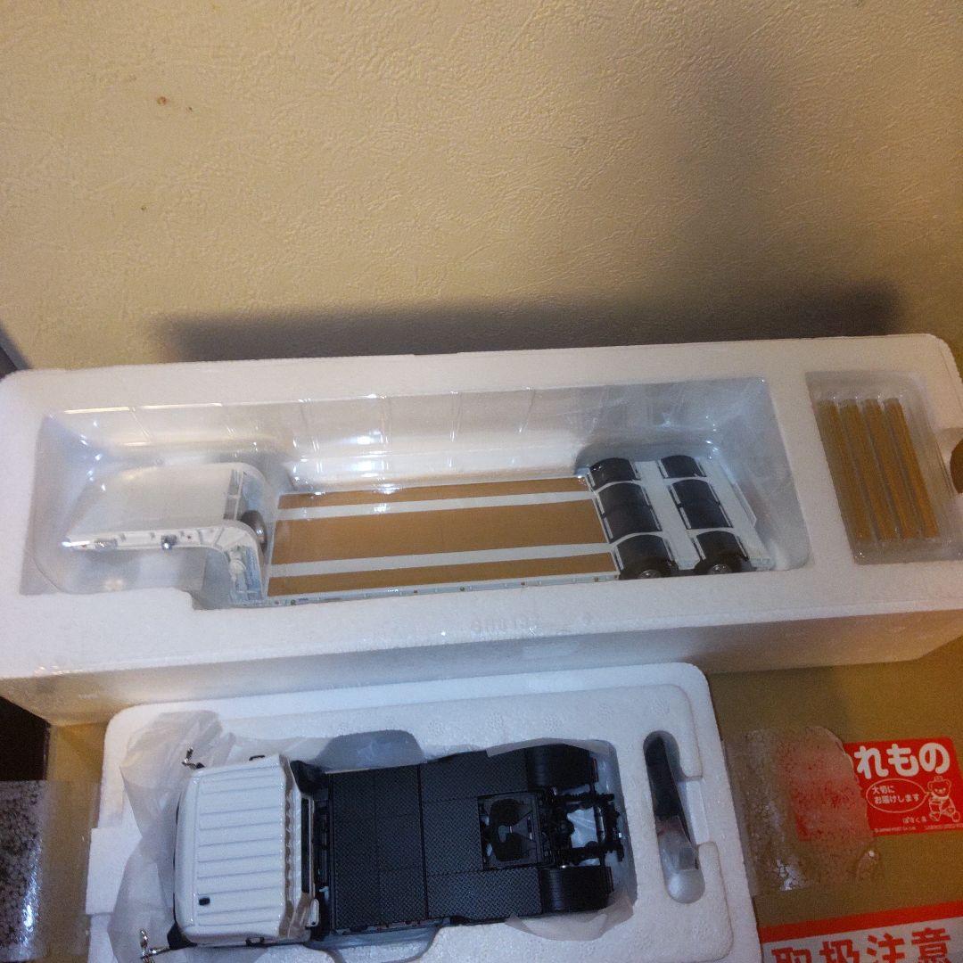 UDトラックス クオンj 中底床重量物運搬トレーラー　1/43