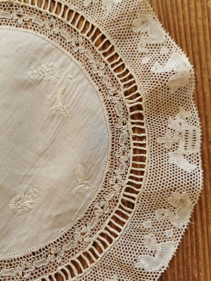 アンティーク 蛍 白鳥 手刺繍リネンドイリー ポワンドパリ 淡い