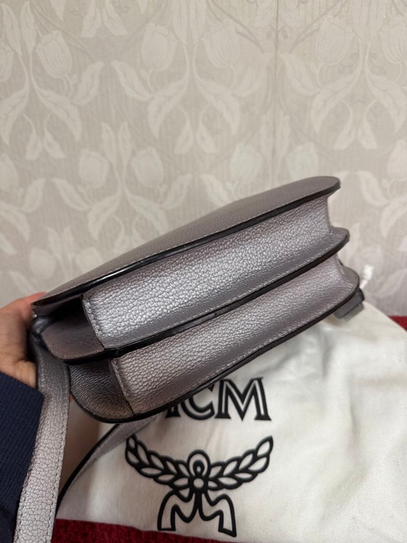 MCM シルバー レザーショルダーバッグ