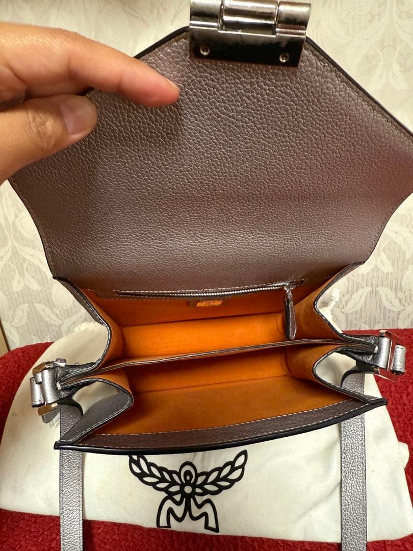MCM シルバー レザーショルダーバッグ