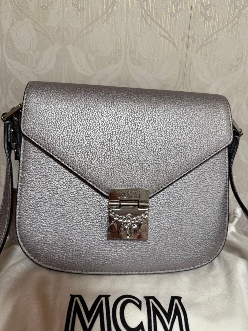 MCM シルバー レザーショルダーバッグ