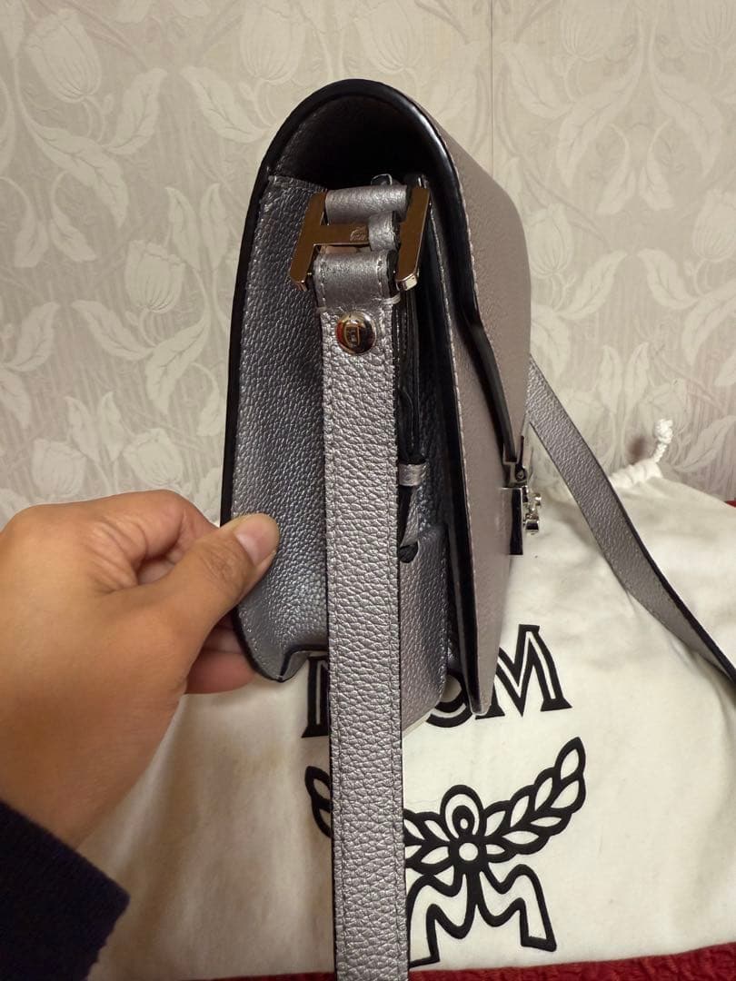 MCM シルバー レザーショルダーバッグ