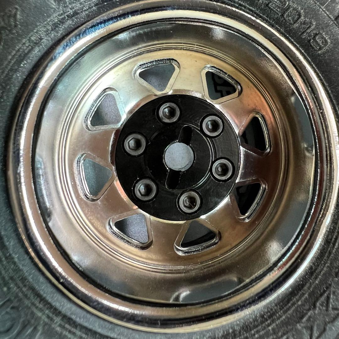 RC4WD 6LUG1.9クロームホイール、axial純正トレパドールタイヤ