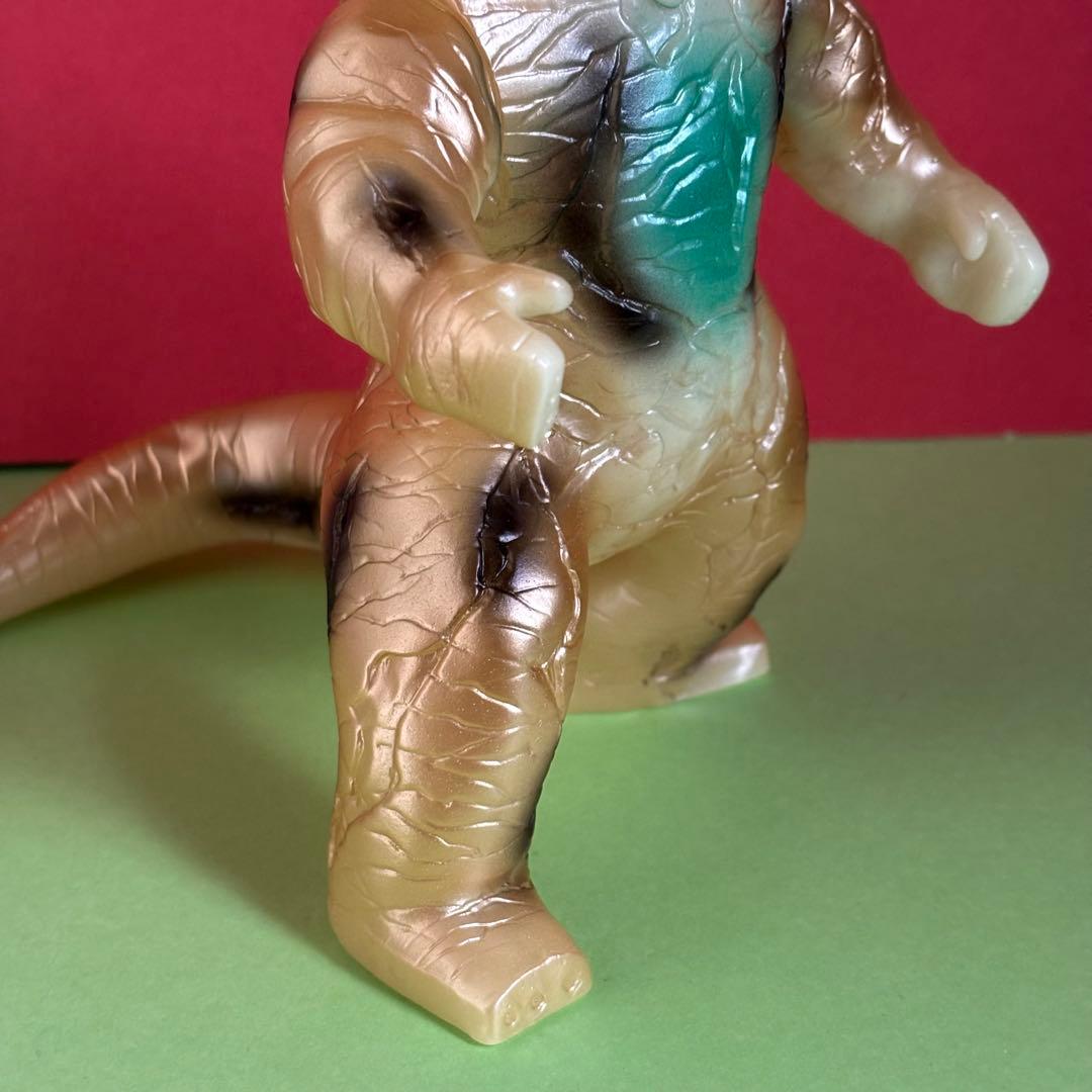 ブルマァク 怪獣シリーズ エレキング 蓄光ゴールド