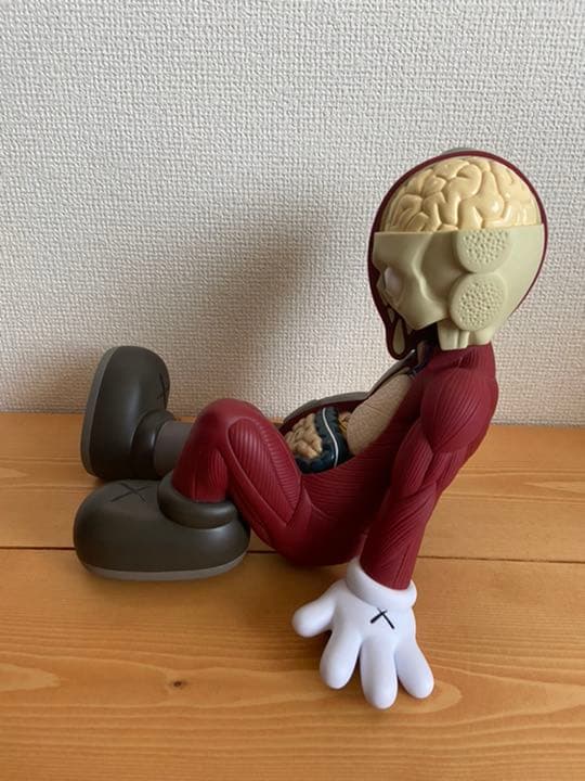 正規品 カウズ OriginalFake フィギュア 人体模型 ブラウンKAWS - メルカリ