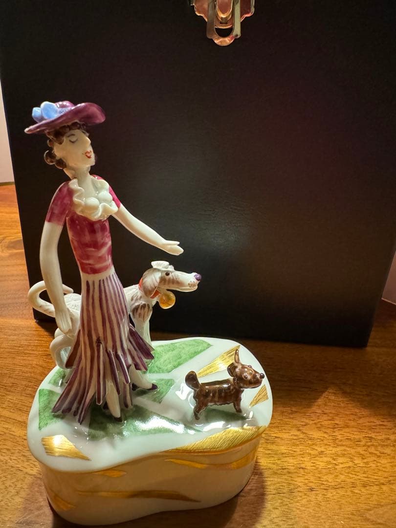 マイセン 手ひねりフィギュリン 女性と犬の置物 台付