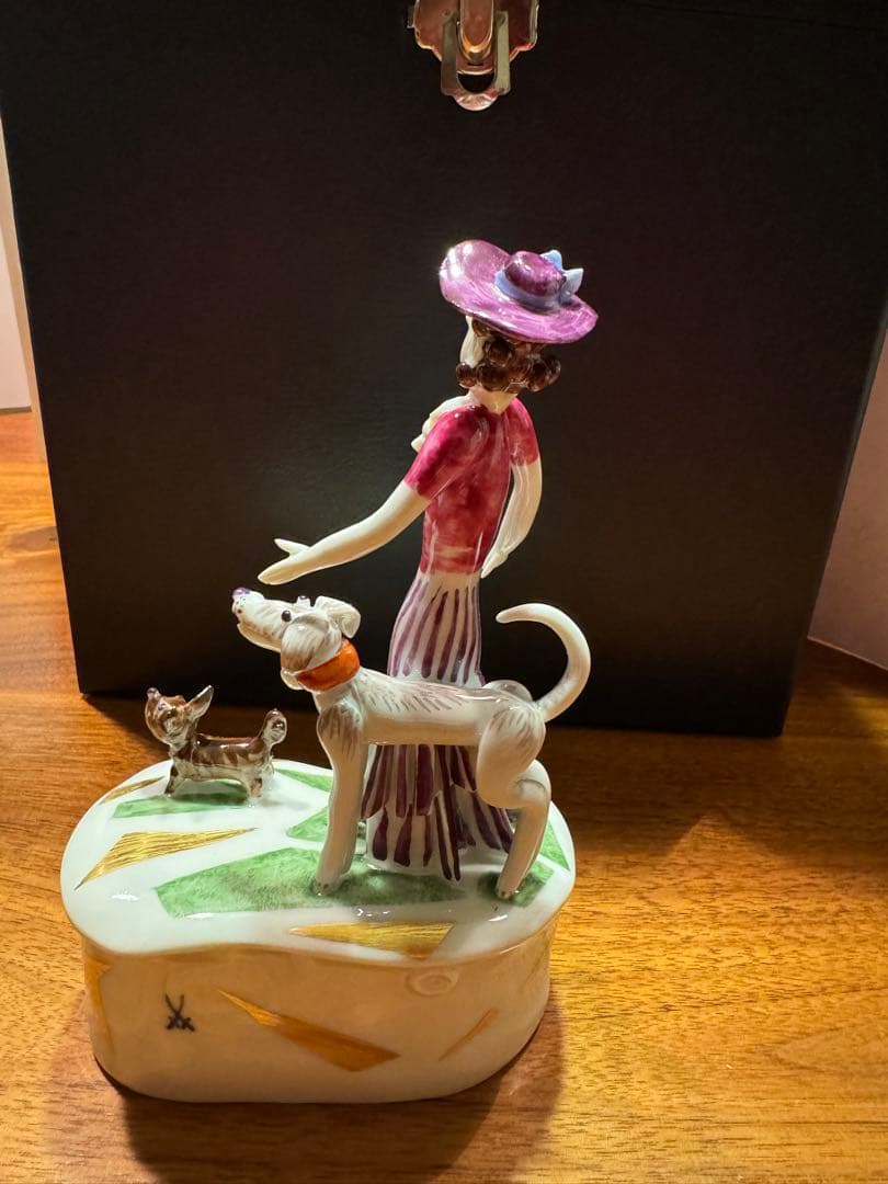 マイセン 手ひねりフィギュリン 女性と犬の置物 台付