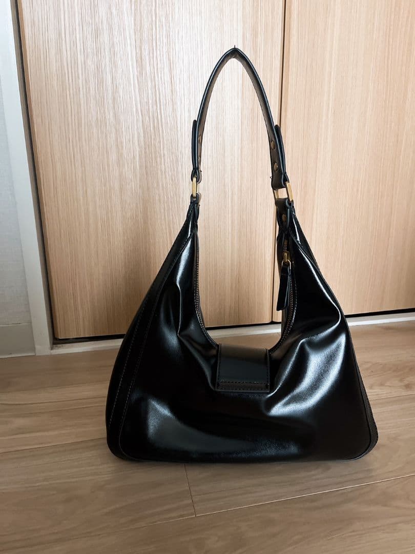 CHARLES & KEITH　 シャーロット ホーボーバッグ 　ブラック