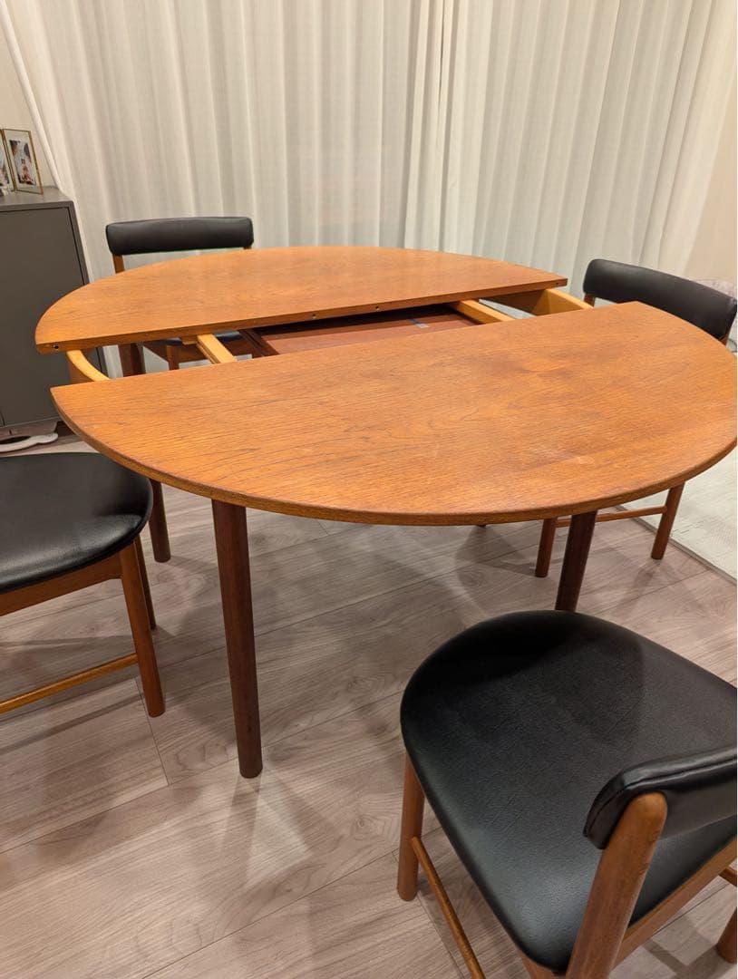 A.H. McIntosh 円形ダイニングテーブル