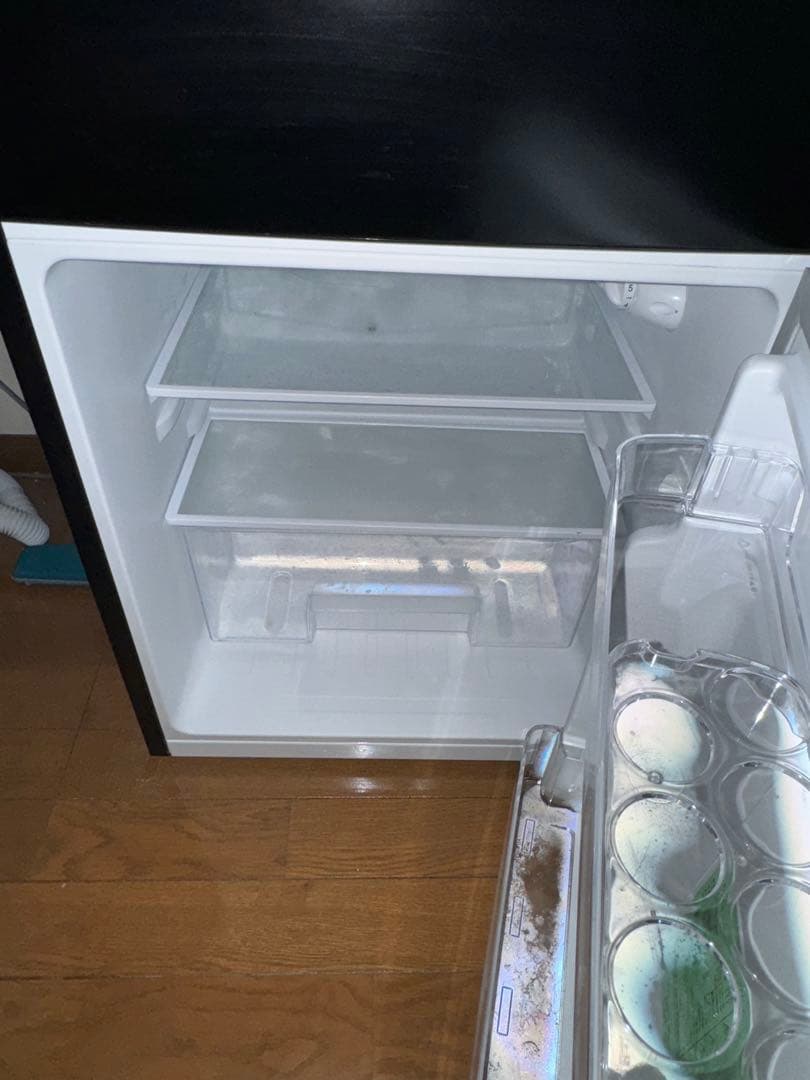 黒色冷蔵庫 冷凍室付き 収納力抜群